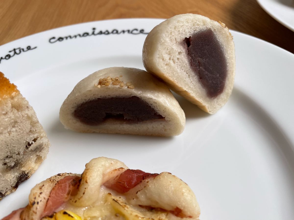 虹の穂 こしあんぱんカット