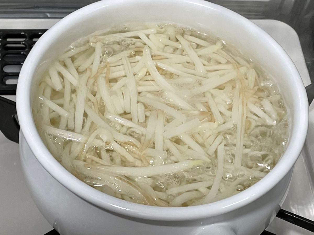 SUSURUラーメンセレクション 極中華蕎麦用もやしを湯がく