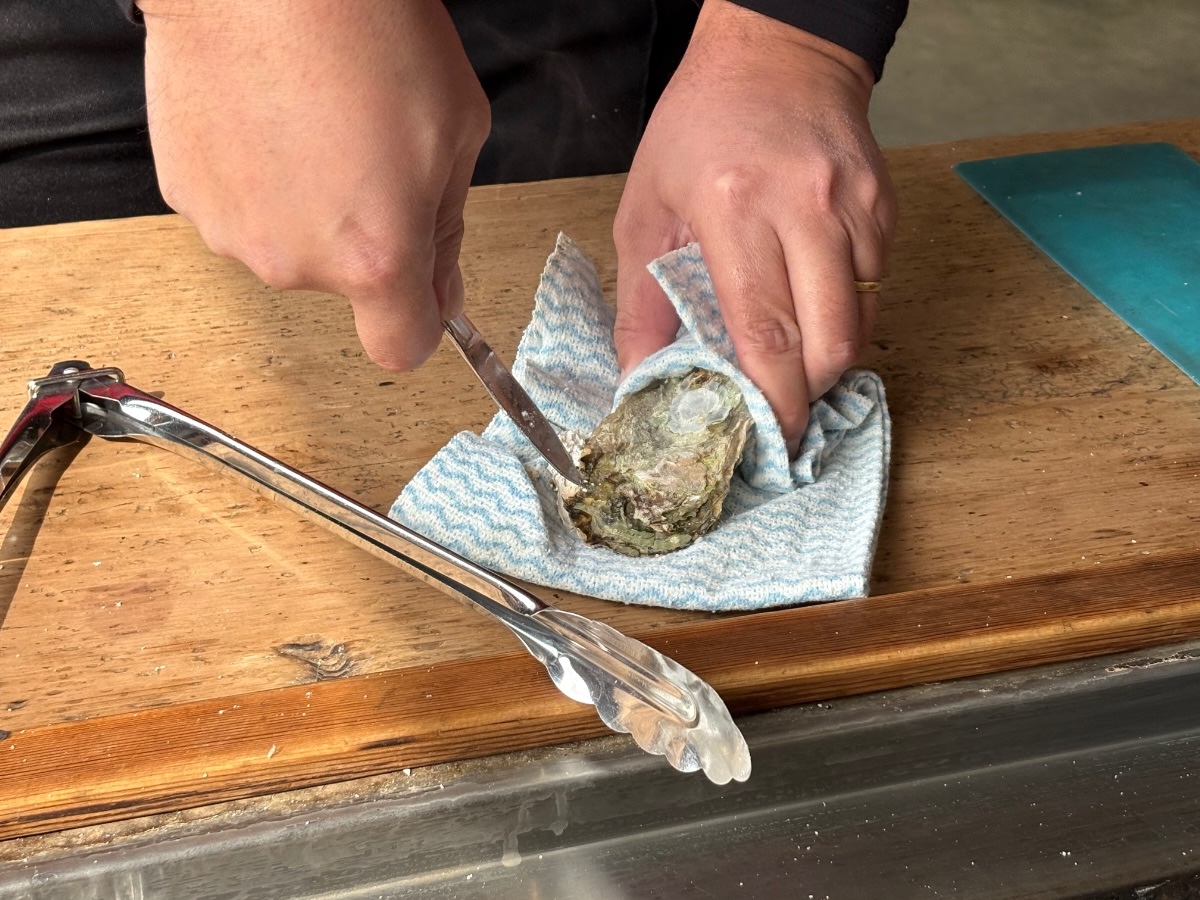 魚市魚座 牡蠣を開けているところ