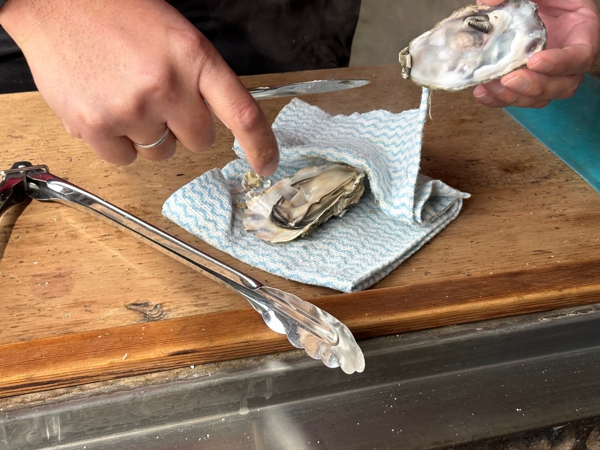 魚市魚座 牡蠣を開けているところ