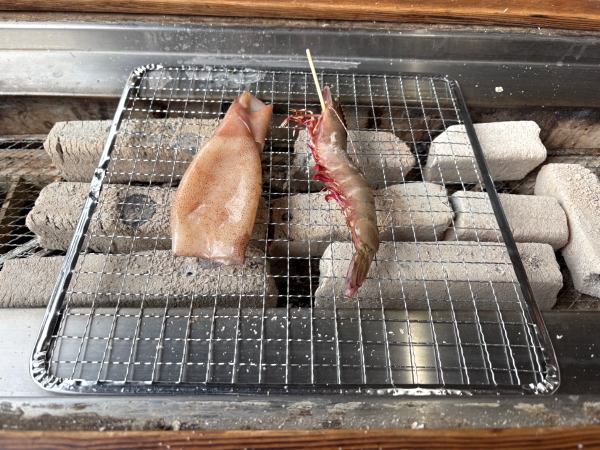 魚市魚座 イカとエビを焼いているところ